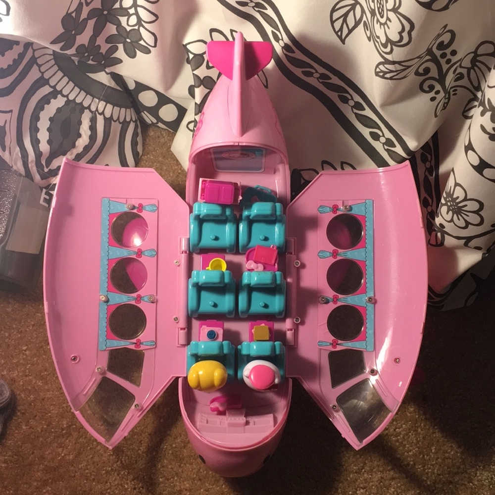 hello kitty plane with pilots and accessories